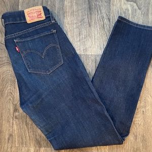 Vintage Levi’s dark wash 712 slim fit jeans!